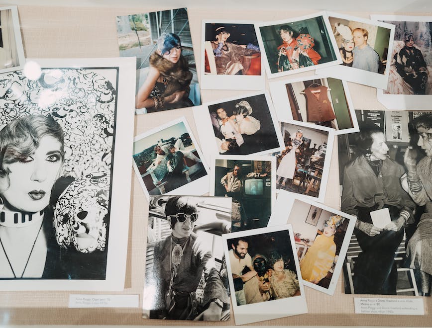 Polaroid e illustrazioni alla mostra Vestiaire Collective x Fondazione Sozzani