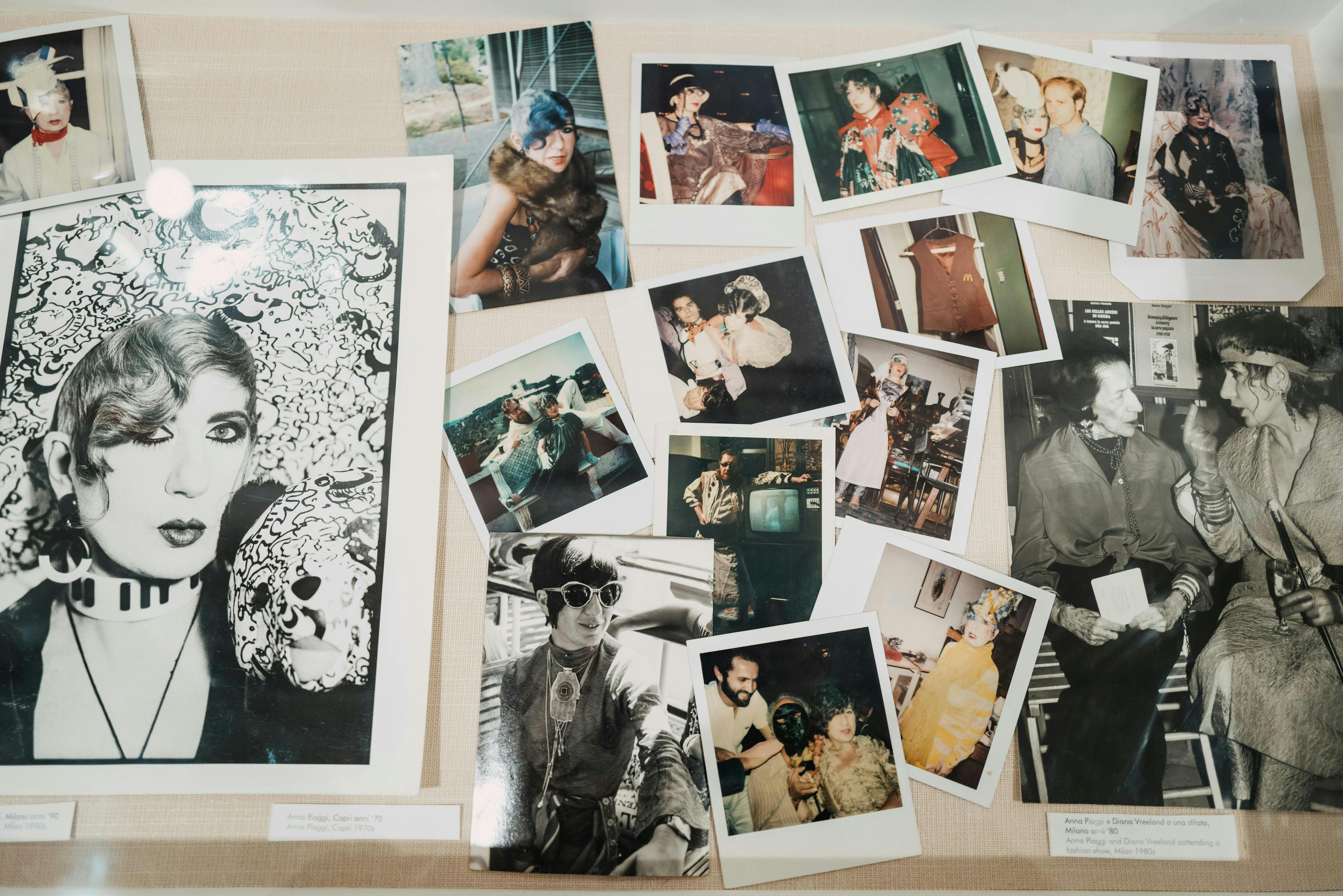 Polaroid e illustrazioni alla mostra Vestiaire Collective x Fondazione Sozzani