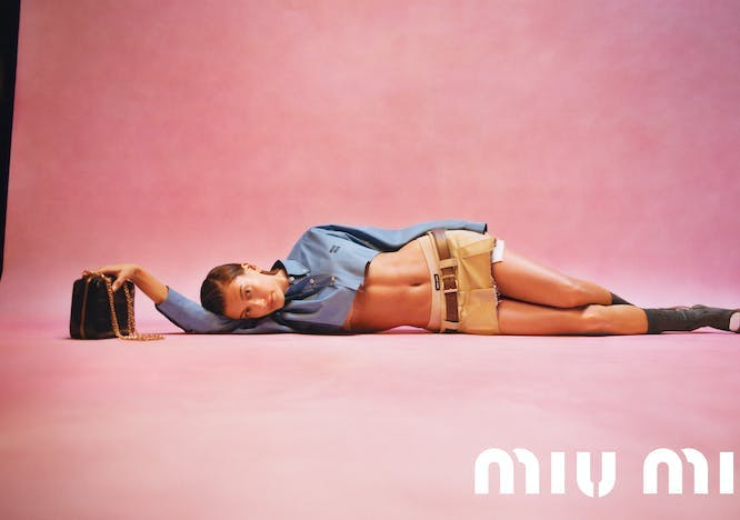 Nella foto Hailey Bieber nella nuova campagna "Basic Instincts" di Miu Miu