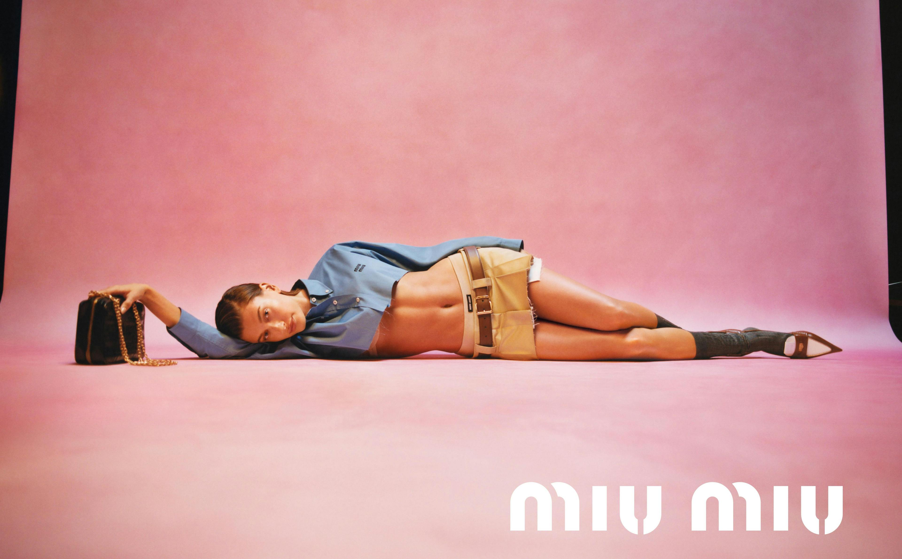Hailey Bieber nella nuova campagna "Basic Instincts" di Miu Miu