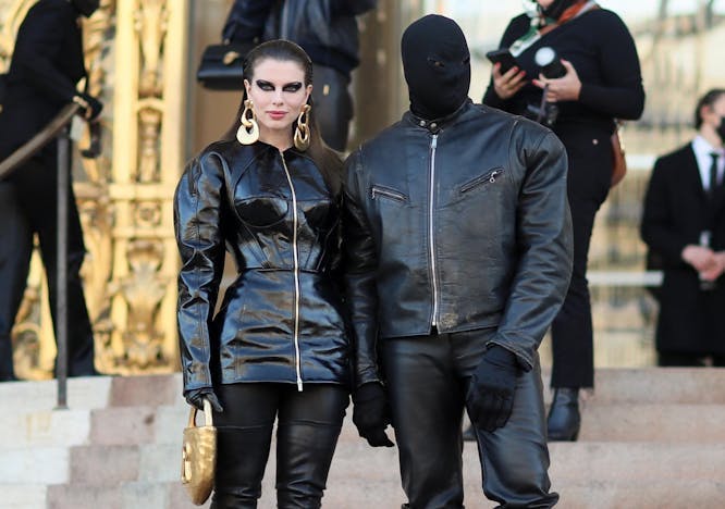 In foto uno scatto di Julia Fox e Kanye West alla sfilata Schiaparelli Haute Couture.