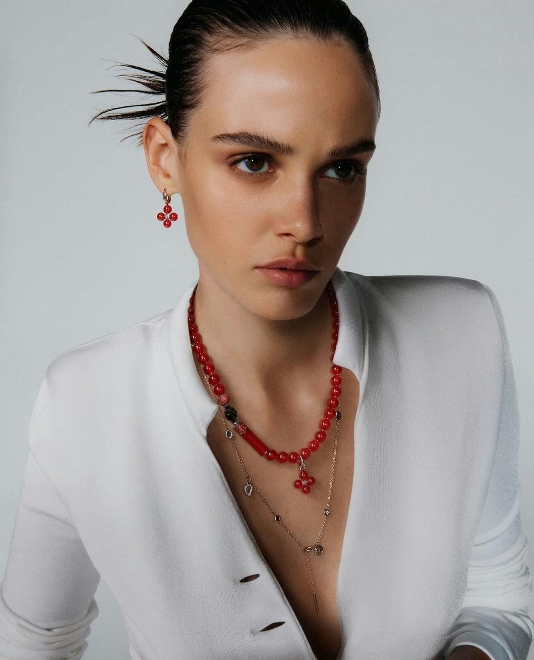 Nella foto la modella indossa la collezione Giorgio Armani Fine Jewellery 