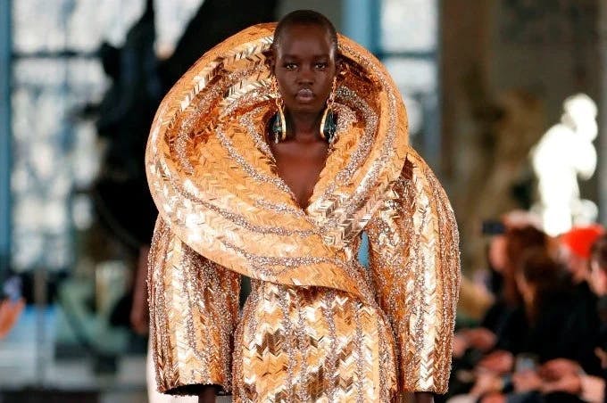 In foto un look della di Schiapparelli Collezione Haute Couture Primavera Estate 2022