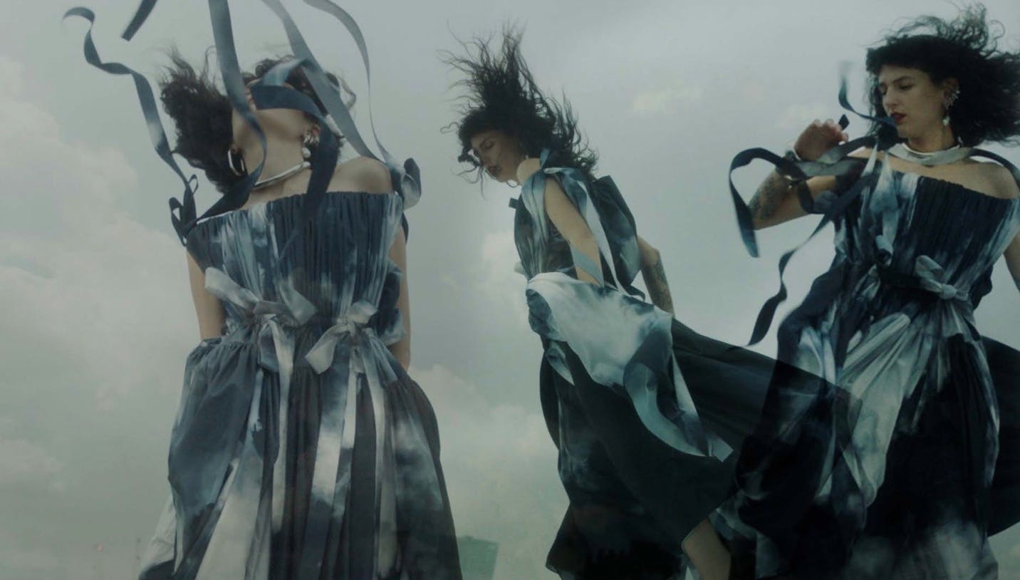 Un frame del video "Storm Chasing" di Alexander McQueen