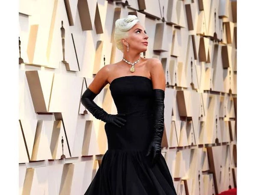 Alla 91esima edizione degli Academy Awards, Lady Gaga vuole ricordare Audrey Hepburn in "Colazione da Tiffany" con un abito nero mozzafiato e personalizzato di Alexander McQueen e il collier di ha indossato l’iconico Tiffany Diamond da 128.54 carati