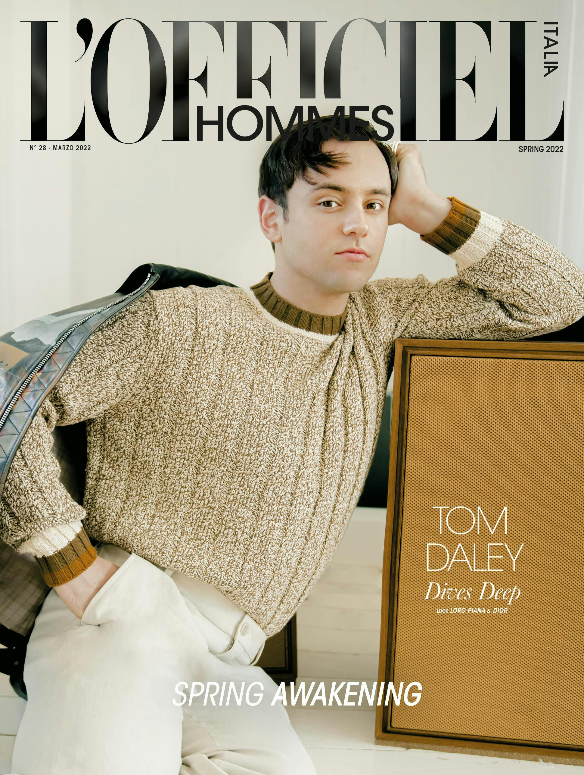 Tom Daley in cover indossa pull e pantaloni, LORO PIANA; giacca e borsa, DIOR.