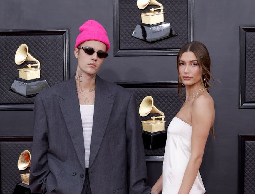 Justin Bieber insieme alla moglie Hailey Bieber sul red carpet dei Grammy's 2022 con le nuove Crocs in collaborazione con Balenciaga.