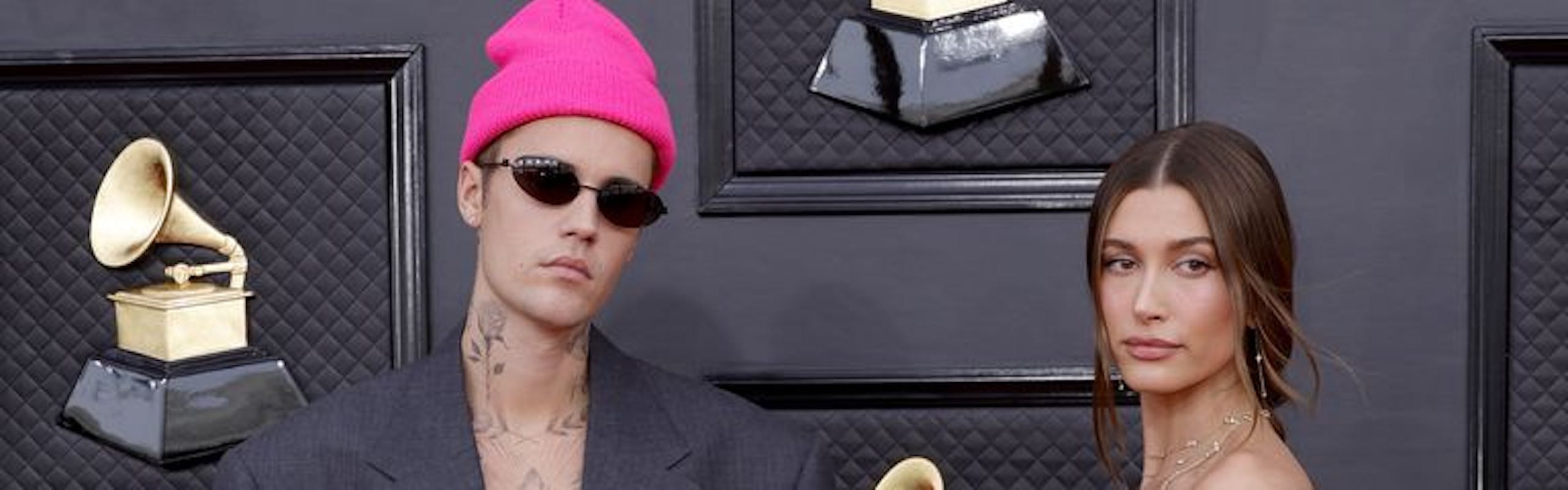 Justin Bieber insieme alla moglie Hailey Bieber sul red carpet dei Grammy's 2022 con le nuove Crocs in collaborazione con Balenciaga.