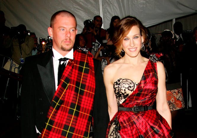 Alexander McQueen e Sarah Jessica Parker al Met Gala del 2006 "AngloMania: Tradition and Transgression in British Fashion"