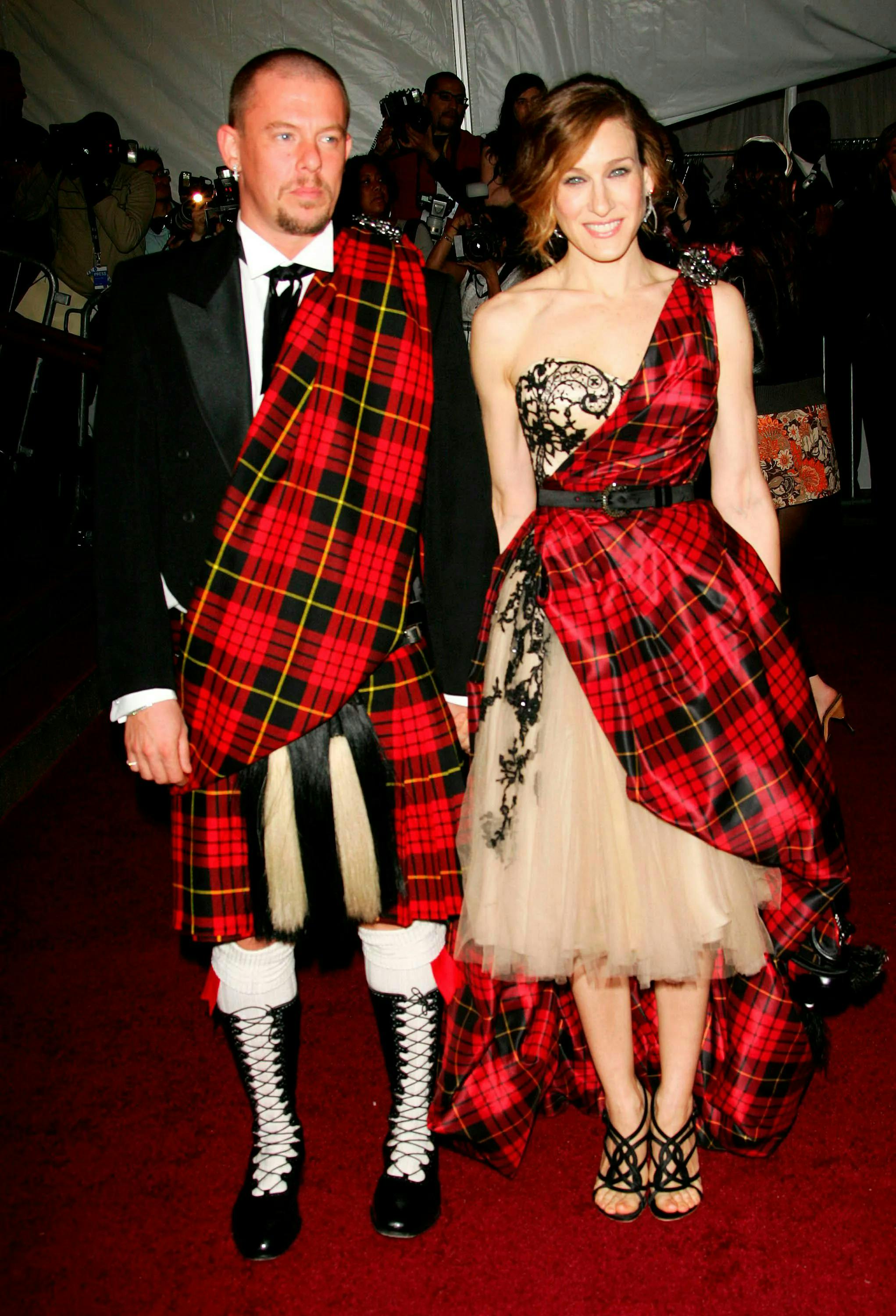 Alexander McQueen e Sarah Jessica Parker al Met Gala del 2006 "AngloMania: Tradition and Transgression in British Fashion"