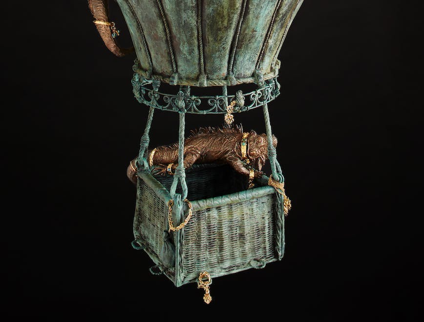  Il gioiello-mongolfiera realizzato dagli scultori Lucio Minigrilli ed Erika Corsi.