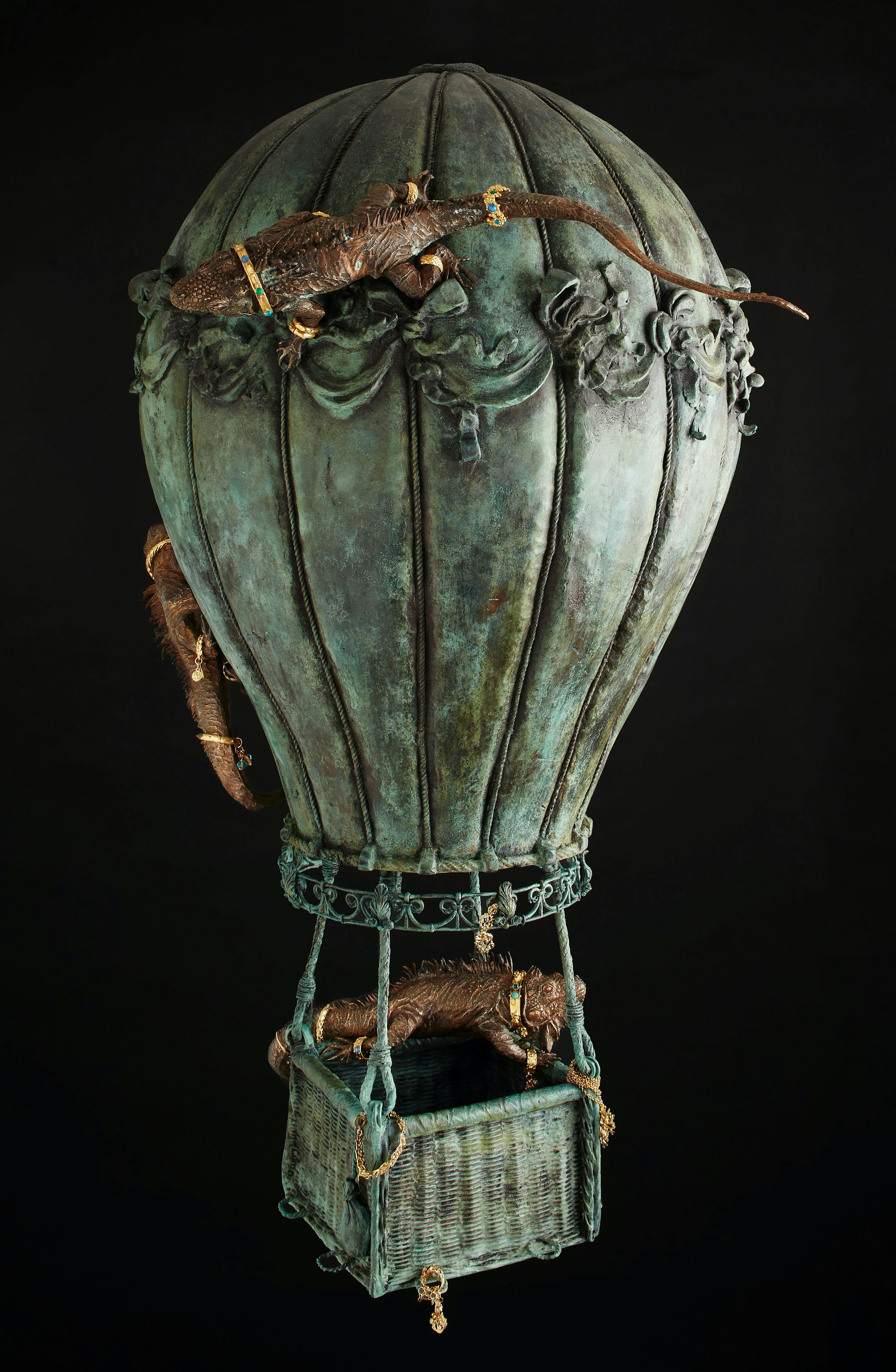  Il gioiello-mongolfiera realizzato dagli scultori Lucio Minigrilli ed Erika Corsi.
