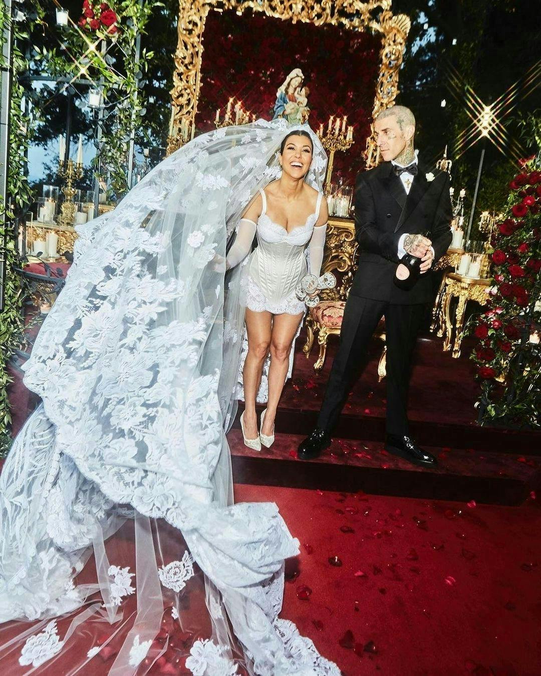 Al matrimonio a Portofino, Kourtney Kardashian e Travis Baker indossano Dolce & Gabbana