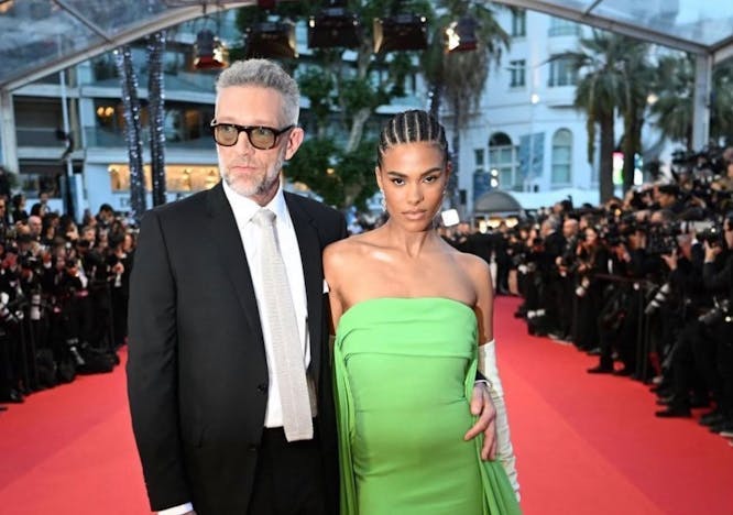 Tina Kunakey e Vincent Cassel a Cannes 2022. Lei in un total look Valentino, lui in completo nero. 
