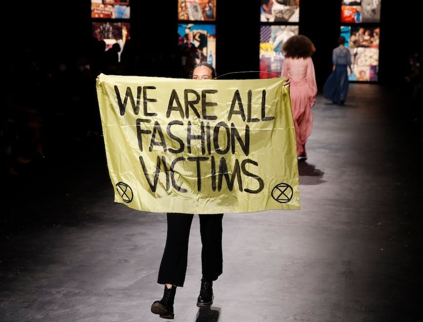 L'irruzione durante la sfilata di Louis Vuitton Primavera Estate 2022-23 al Louvre di una manifestante contro il consumismo.