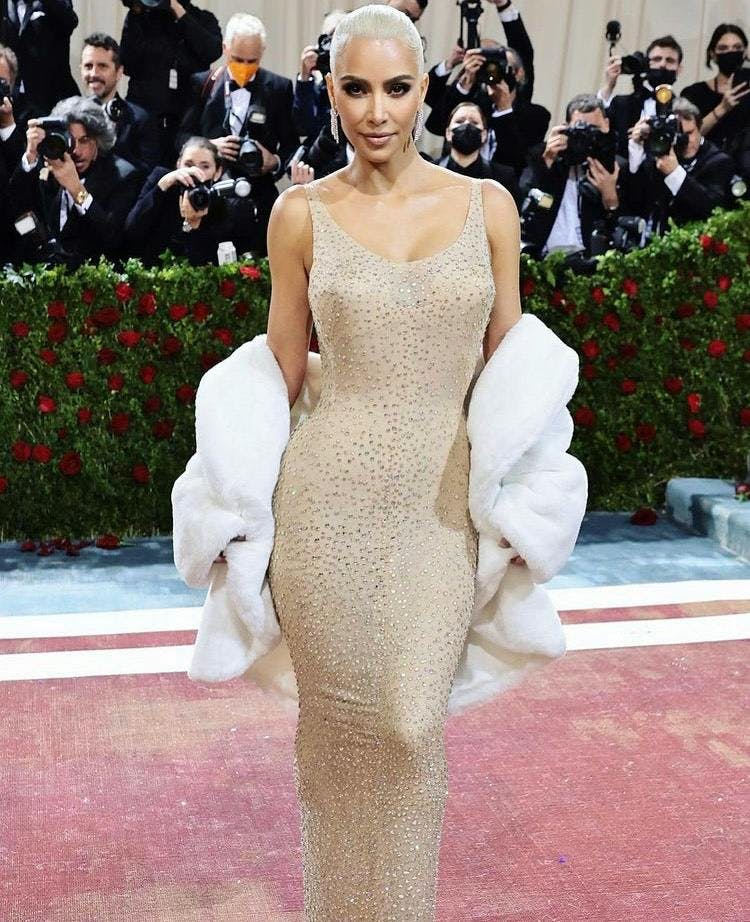 Kim Kardashian al Met Gala 2022 con l'abito indossato da Marylin Monroe. 