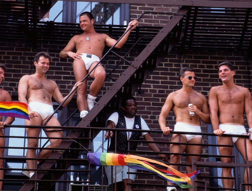 27 Giugno 1993. Uomini su un tetto di Manhattan durante il mese del Pride. 