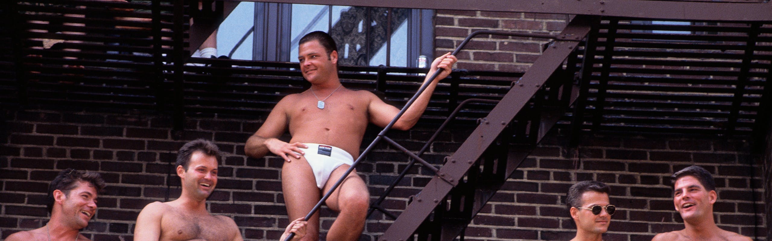 27 Giugno 1993. Uomini su un tetto di Manhattan durante il mese del Pride. 
