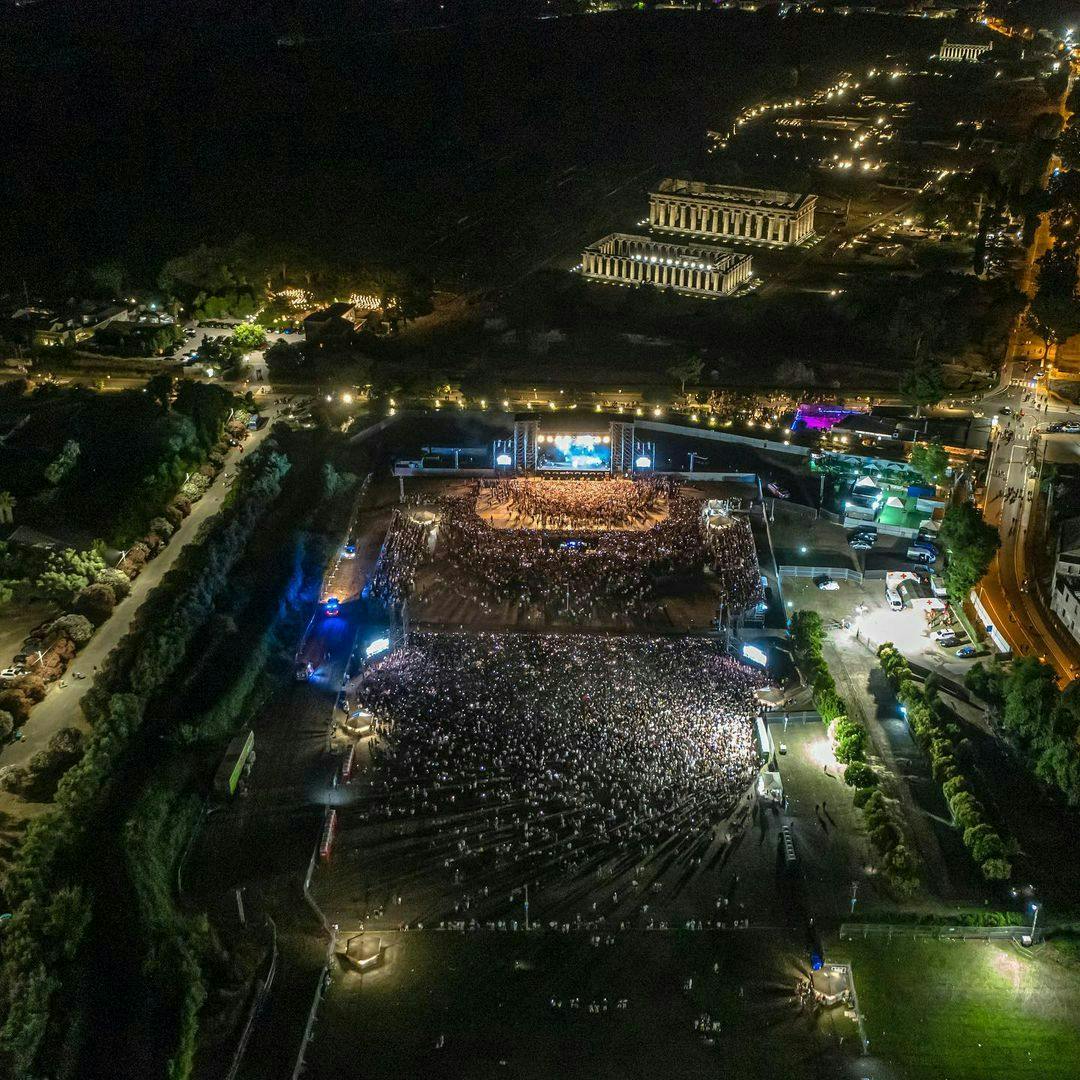 L'arena del Maco Festival 2022 durante la prima serata a Paestum. Photography by Raffaele Bove.