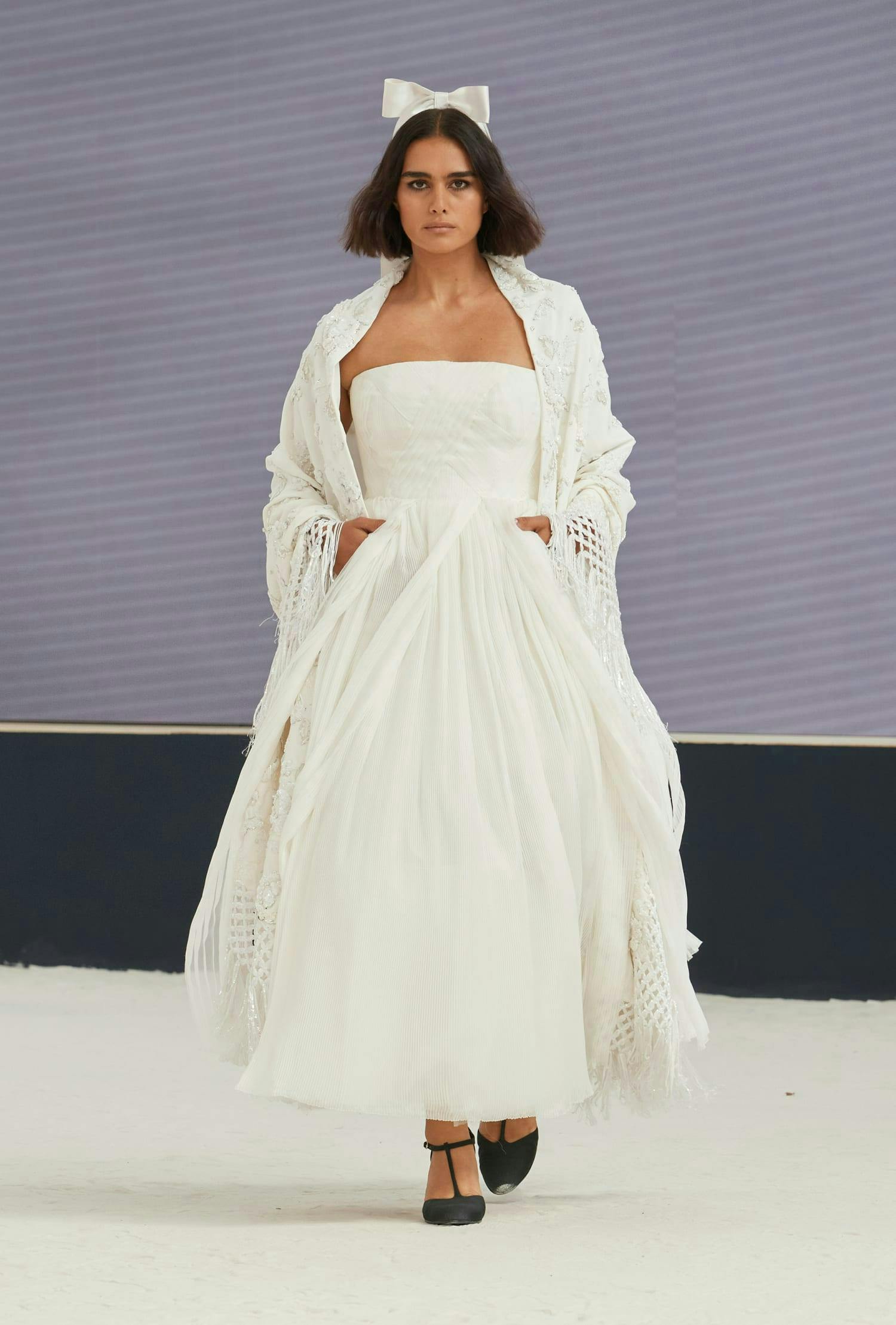 Il look bridal che ha chiuso la sfilata haute couture 2022 di Chanel. 