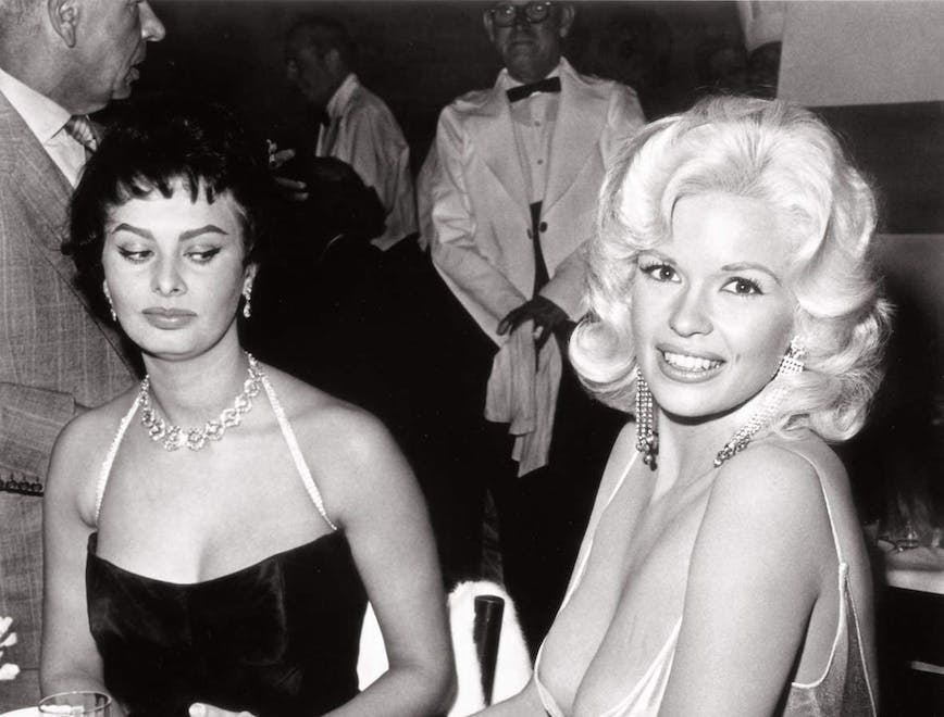 Sophia Loren e Jayne Mansfield fotografate da Joe Shere nel 1957 ad una festa organizzata dalla Paramount in onore della Loren. 