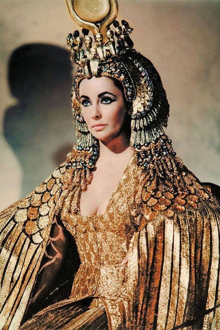 Elizabeth Taylor nel colossal hollywoodiano "Cleopatra" del 1963.