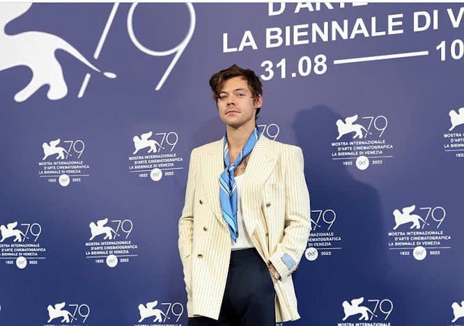 Harry Styles in un total look Gucci.