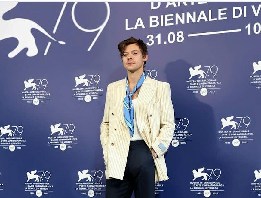 Harry Styles in un total look Gucci.