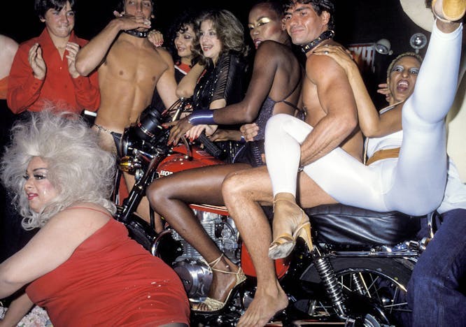 Grace Jones e Divine fanno un'entrata trionfale in moto allo Studio 54