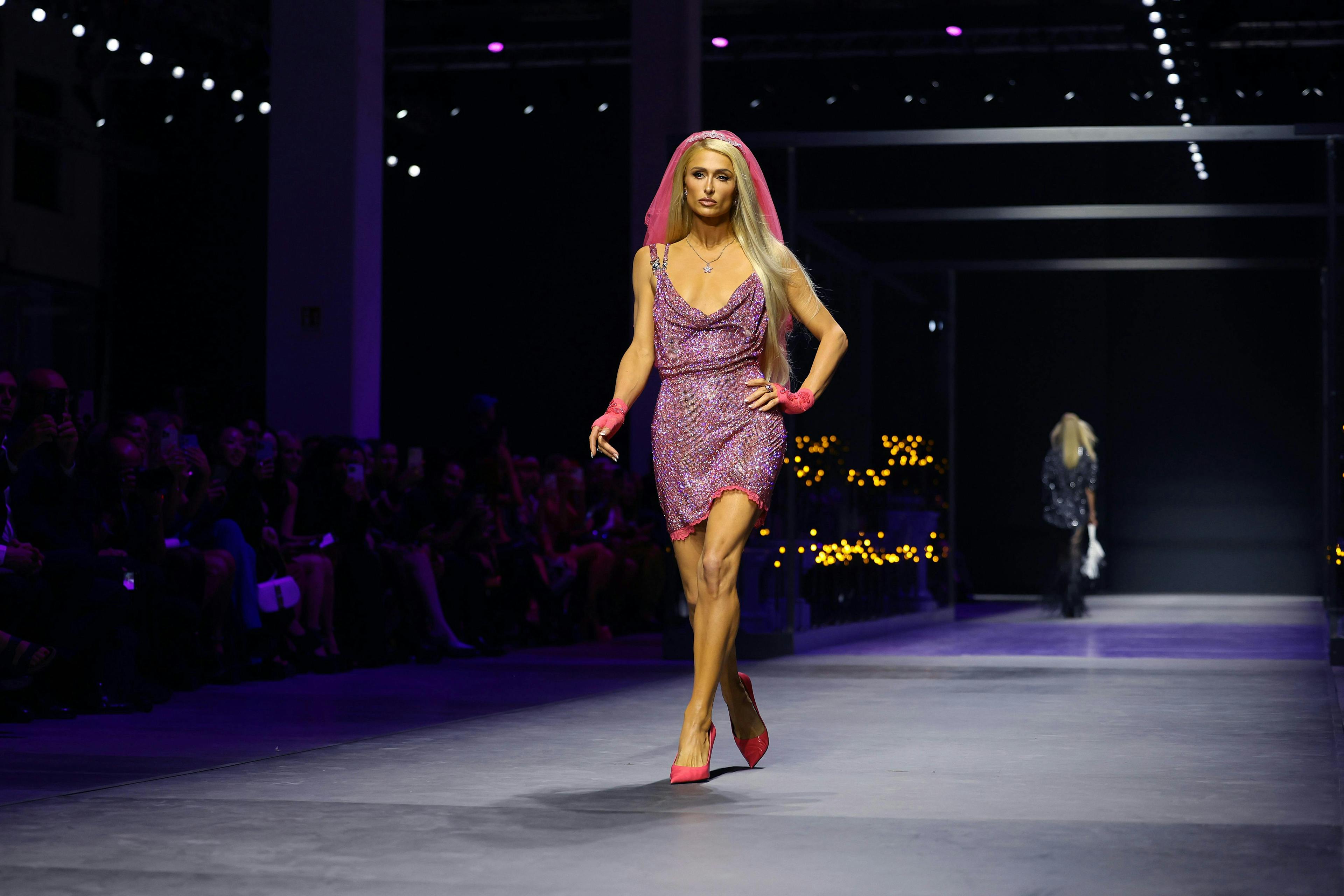 Paris Hilton chiude lo show Versace Primavera Estate 2023