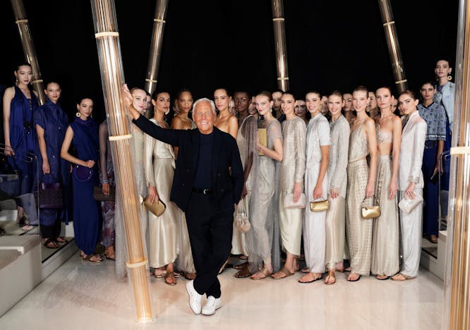 Giorgio Armani e le modelle della collezione Primavera Estate 2023