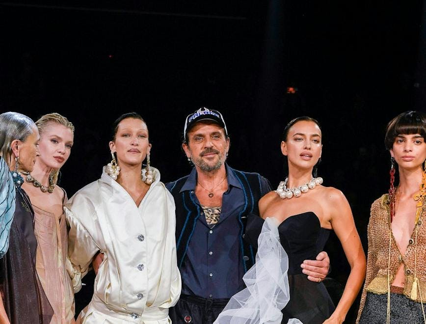 Andreas Kronthaler con Stella Maxwell, Bella Hadid, Irina Shayk nel finale di Andreas Kronthaler x Vivienne Westwood primavera estate 2023 show durante la Parigi Fashion Week.