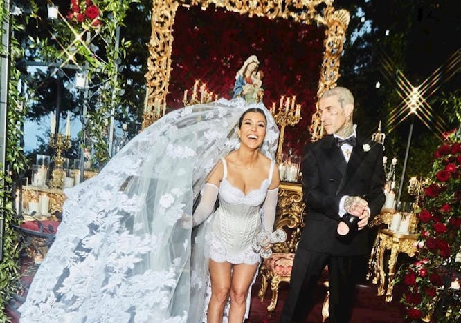Kourtney Kardashian e Travis Barker al loro matrimonio celebrato a Portofino in due total look Dolce&Gabbana Alta Moda.