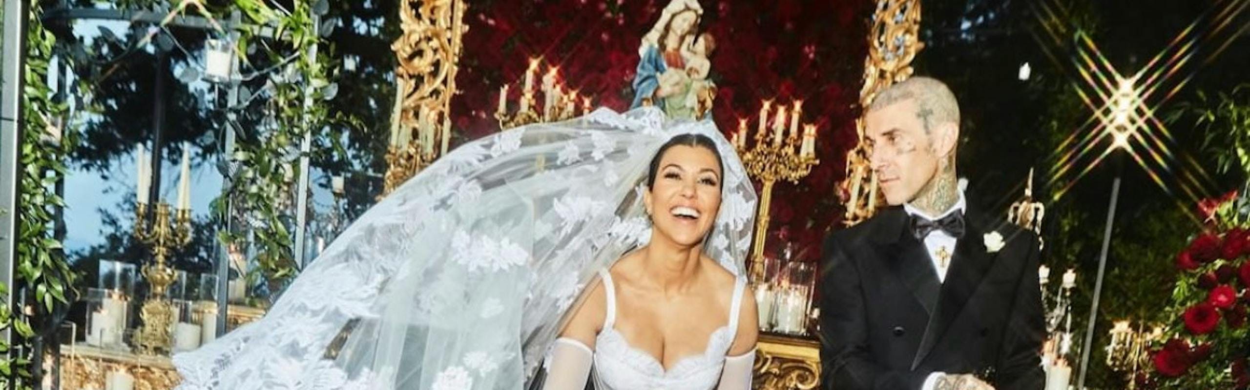 Kourtney Kardashian e Travis Barker al loro matrimonio celebrato a Portofino in due total look Dolce&Gabbana Alta Moda.