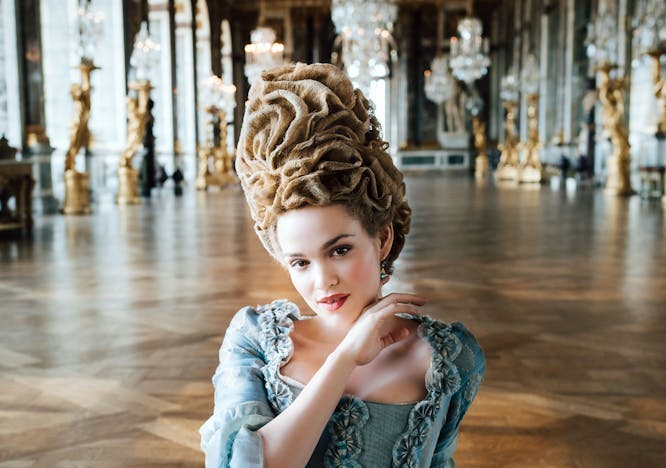 L'attrice tedesca nata in Russia Emilia Schüle sarà Maria Antonietta.