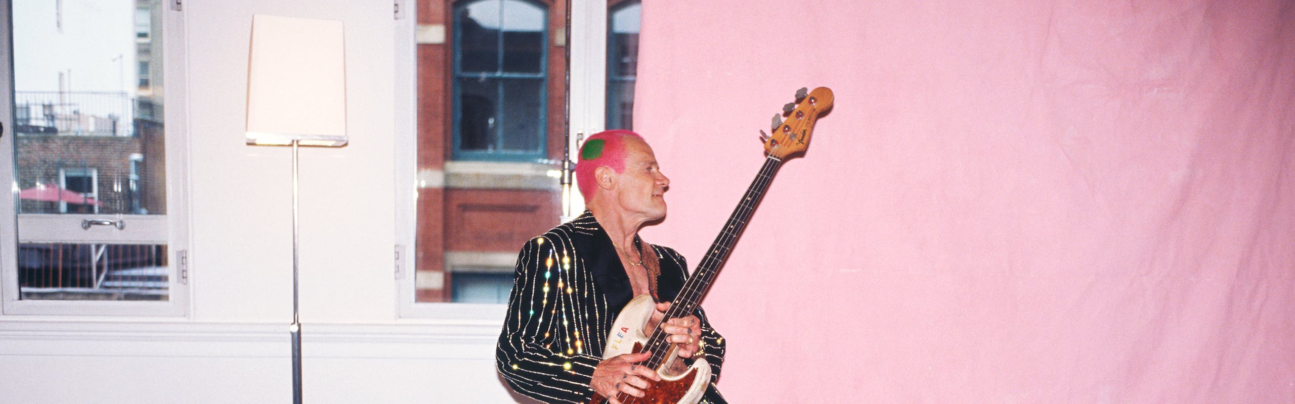 Flea dei Red Hot Chili Peppers indossa la nuova collab Styssy x Dries Van Noten