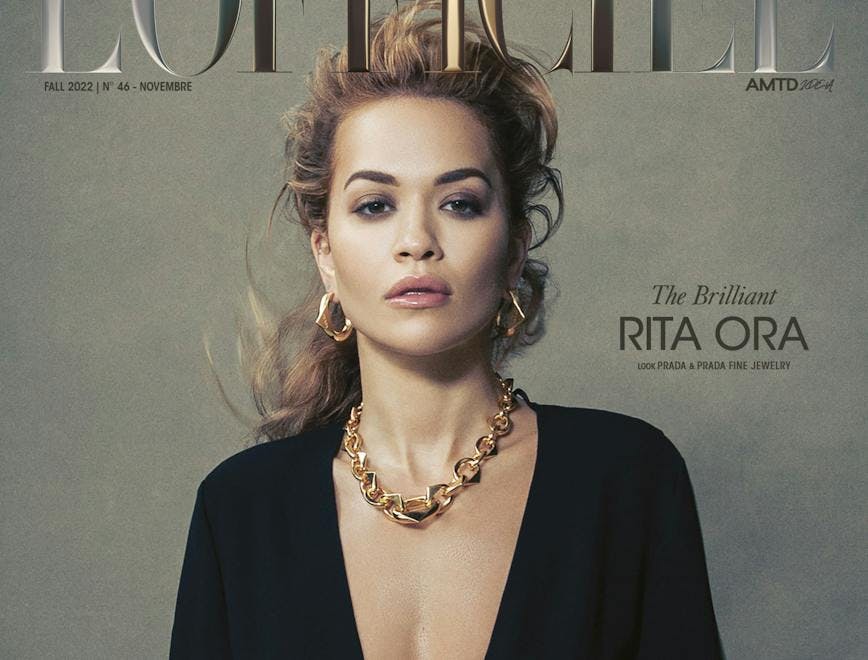 Rita Ora indossa Abito, PRADA, orecchini e collana "Eternal Gold" in oro, PRADA FINE JEWELRY