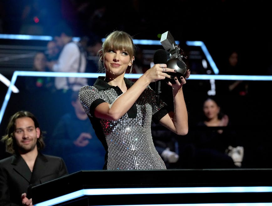 Taylor Swift mentre riceve il premio al Miglior Video durante gli MTV EMA 2022