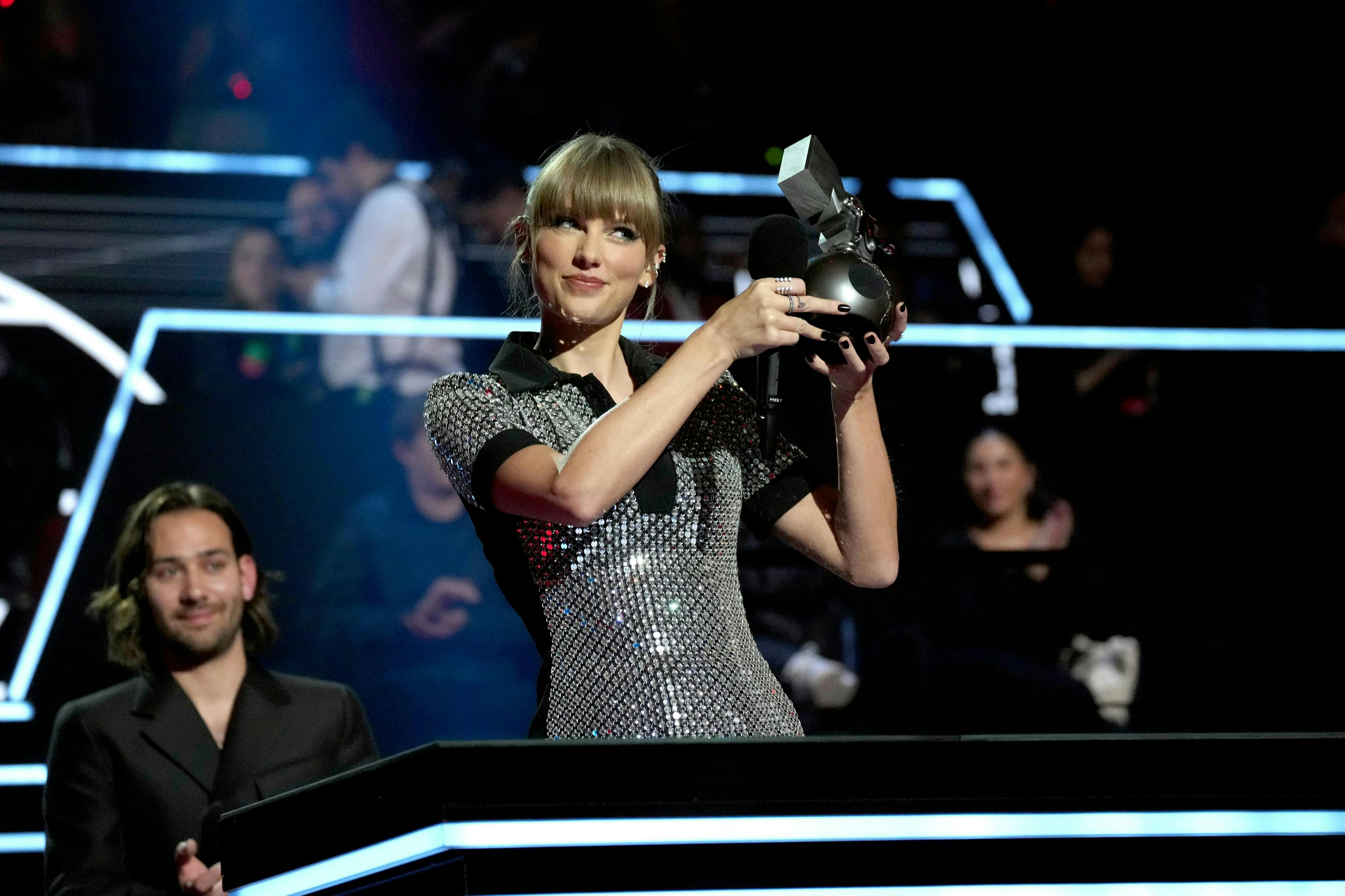 Taylor Swift mentre riceve il premio al Miglior Video durante gli MTV EMA 2022