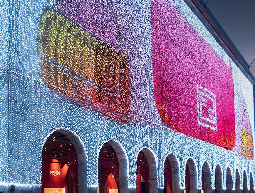 La facciata della Rinascente con l'omaggio alla Baguette