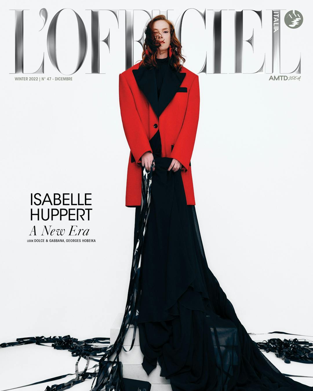 Isabelle Huppert in cover indossa giacca, Dolce & Gabbana; abito, george Hobeika; orecchini, Moschino.