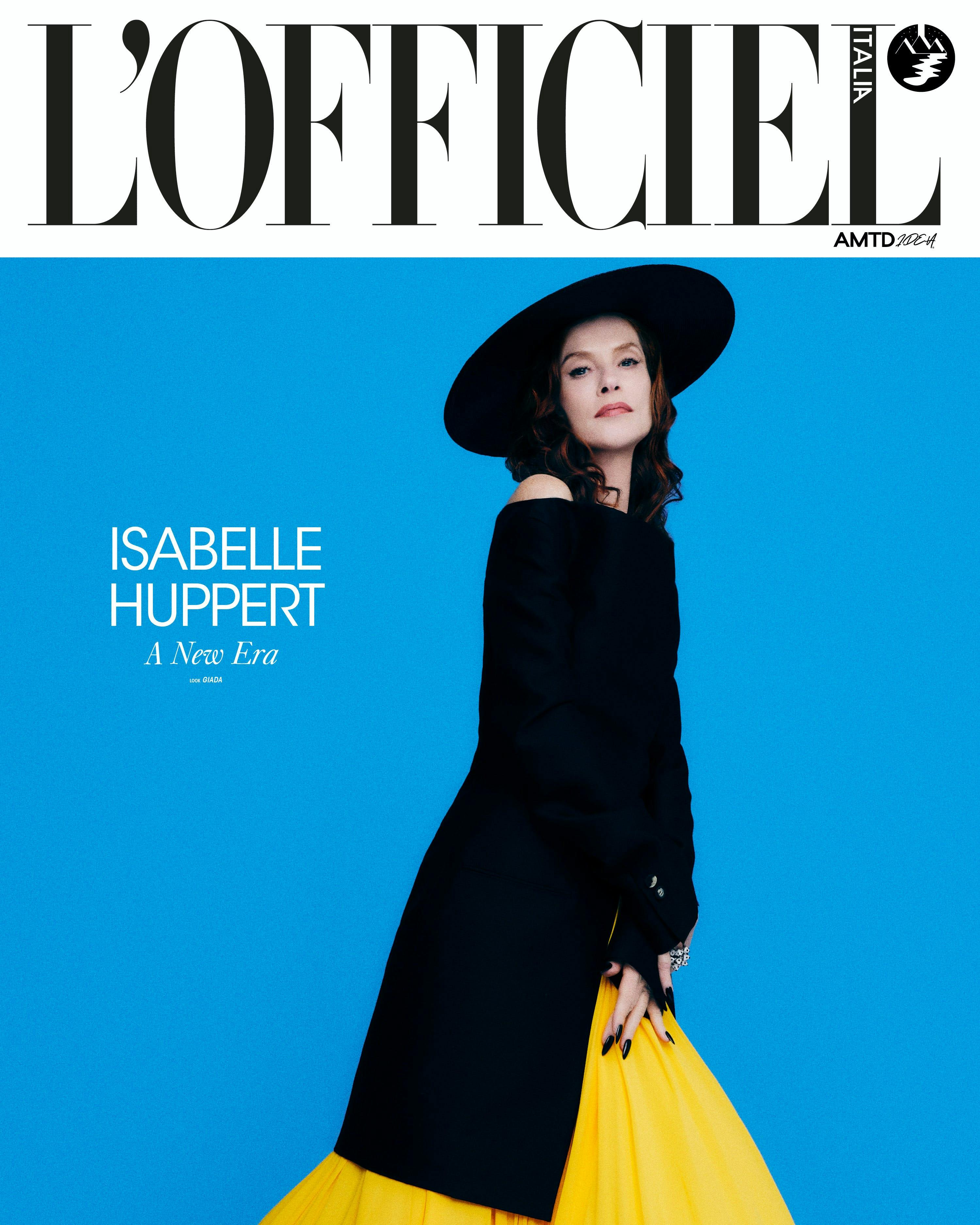 Isabelle Huppert in cover indossa robe-manteau, GIADA; abito lungo, GIAMBATTISTA VALLI; cappello, MOSCHINO; anello, CARTIER.