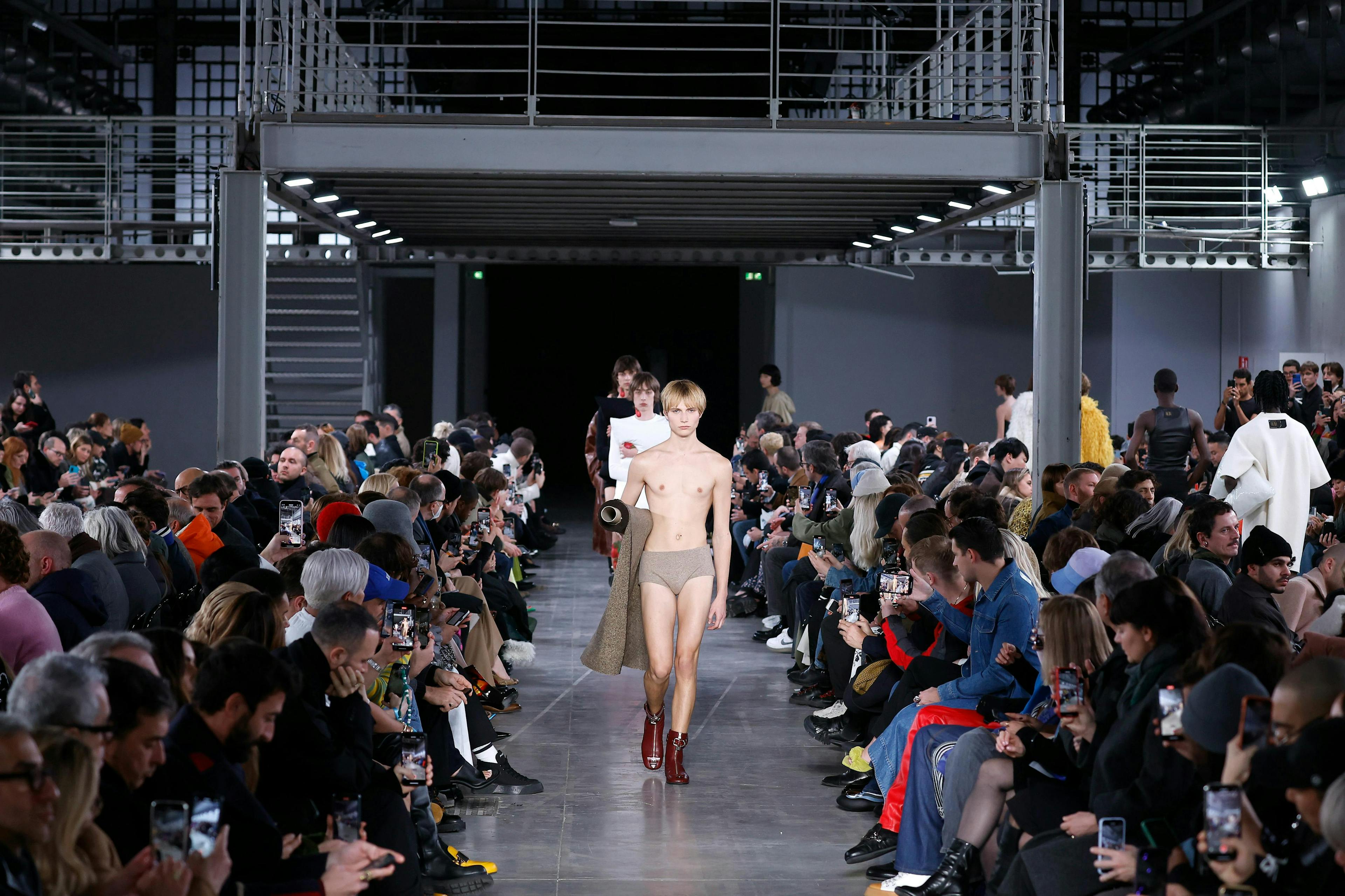 JW Anderson la sfilata autunno inverno 2023-24 alla Milano Fashion Week