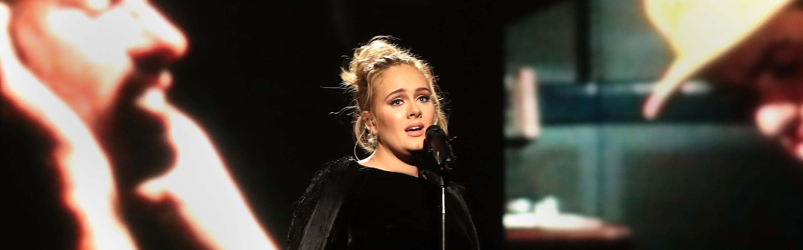 Adele alla 59esima edizione dei Grammy Awards canta George Michael.