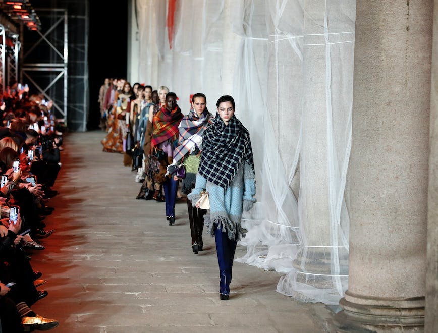 Etro la sfilata donna autunno inverno 2023-24 alla Milano Fashion Week