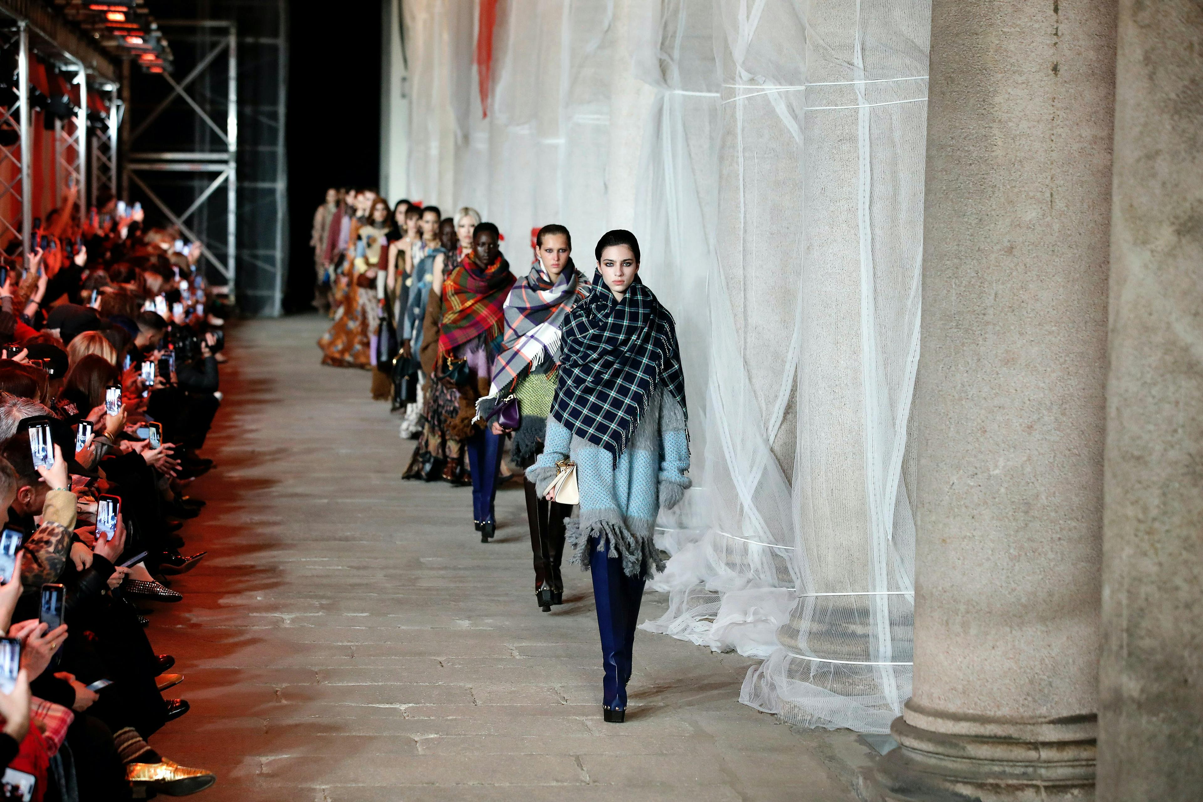 Etro la sfilata donna autunno inverno 2023-24 alla Milano Fashion Week
