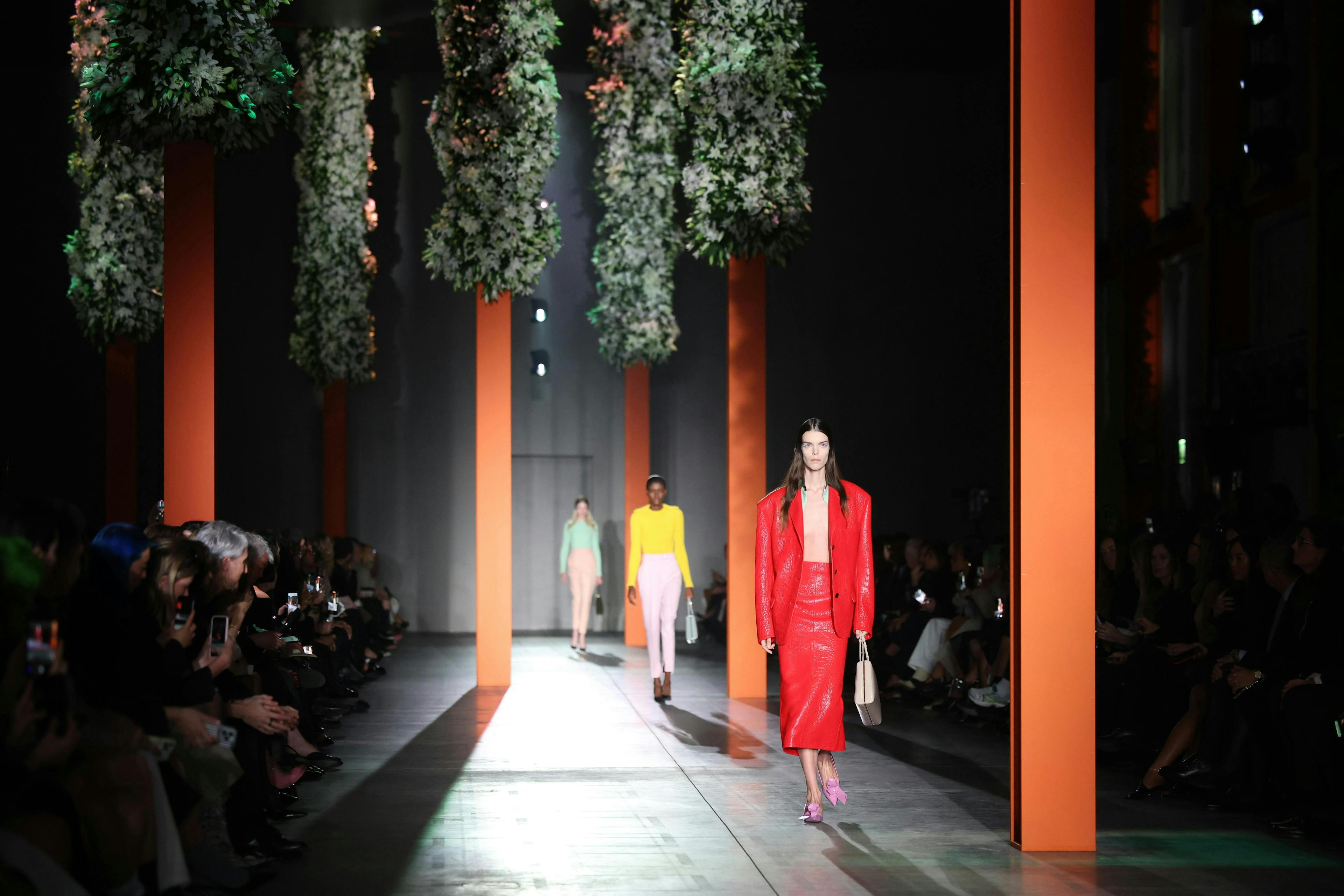 Prada la sfilata donna autunno inverno 2023-24 alla Milano Fashion Week