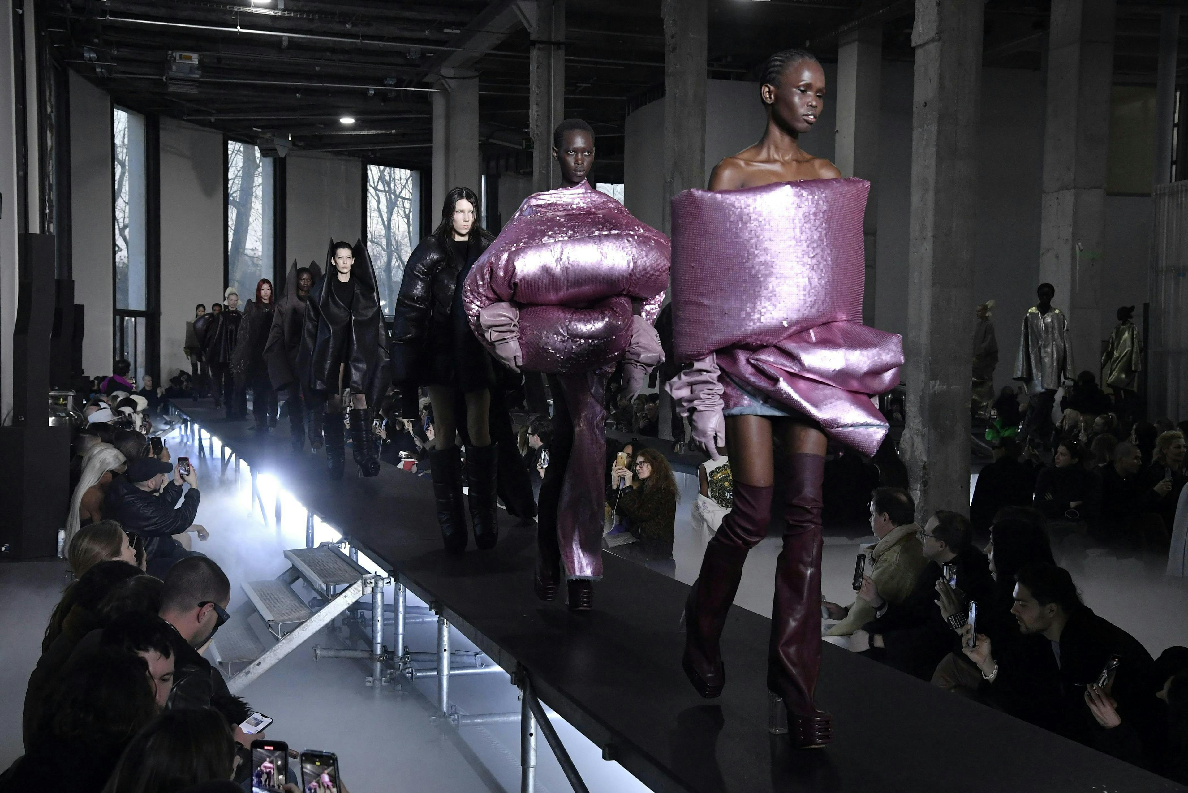 La sfilata autunno inverno 2023-24 di Rick Owens alla Paris Fashion Week(Getty Images)