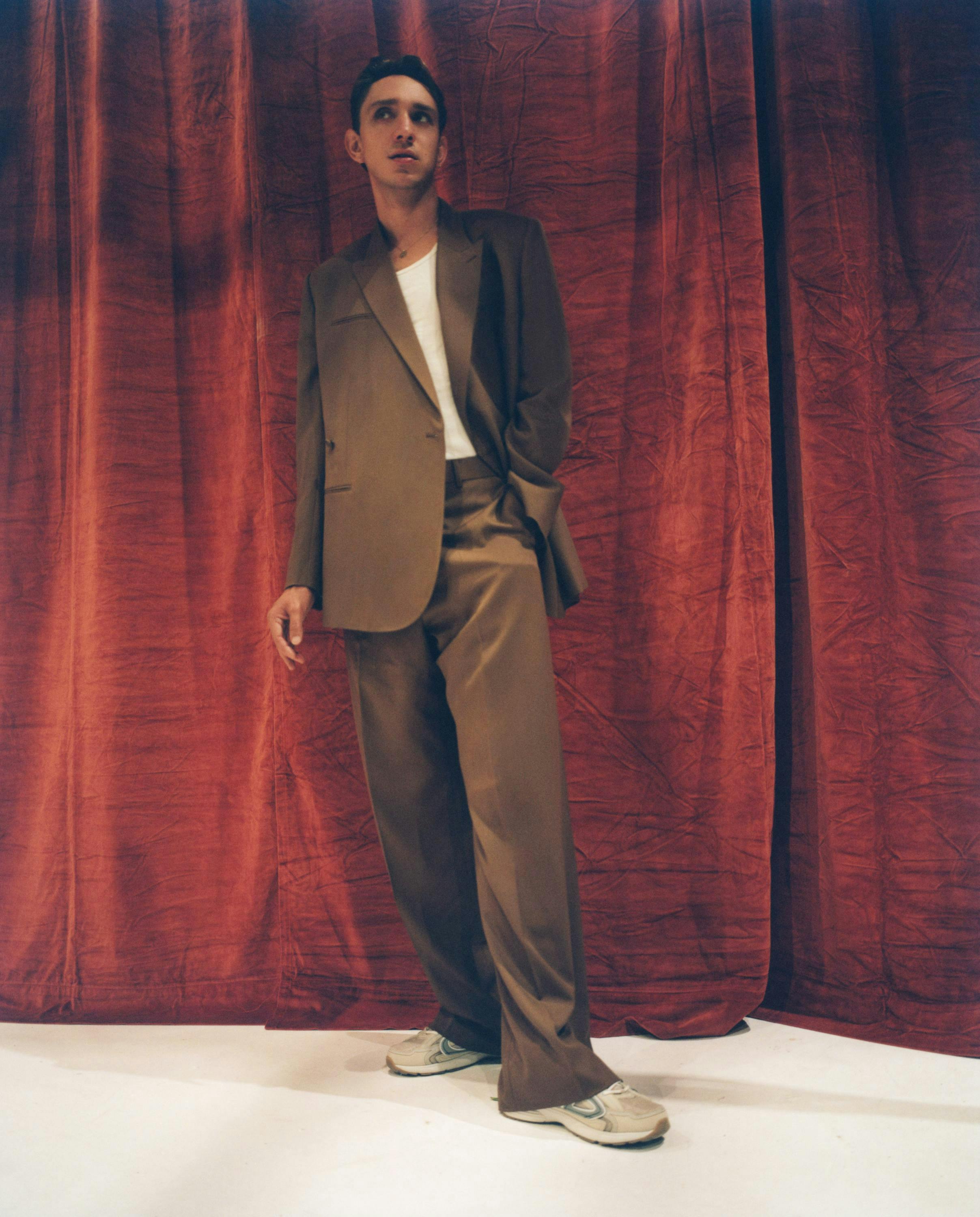 Oliver Sim in Dior Men. Foto courtesy by Laura Coulson
