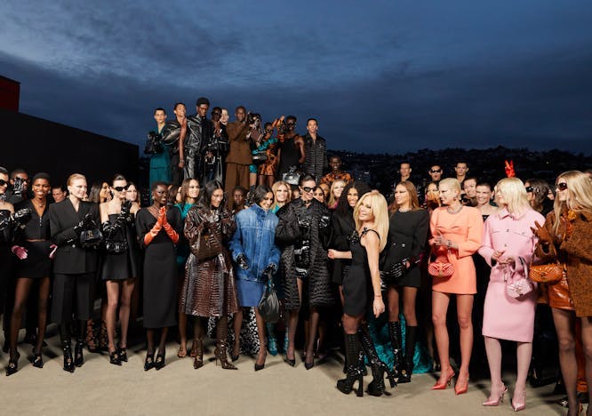 Donatella Versace insieme a tutte i modelli della F/W 2023-24 a Los Angeles in un ritratto realizzato ad hoc per L'OFFICIEL.